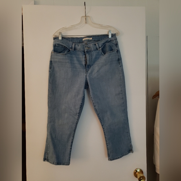 Levi's Pants - Levis classic capri light wash sz 14 with stretch